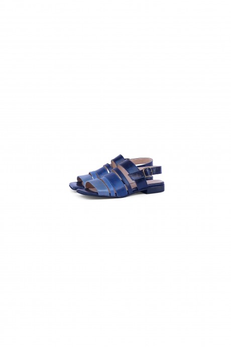 Flat leather sandals in blue 