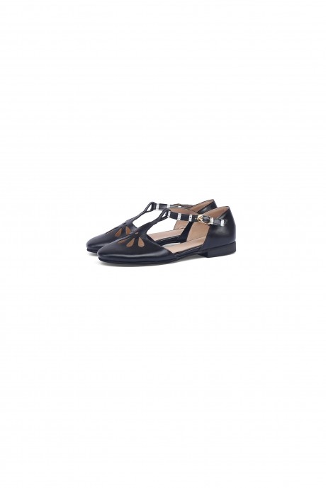 Black closed toe sandals for women 