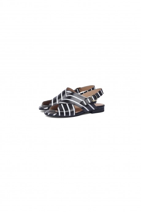 Crossover flat sandals in black and white leather 