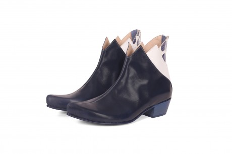 Pointed toe boots for women