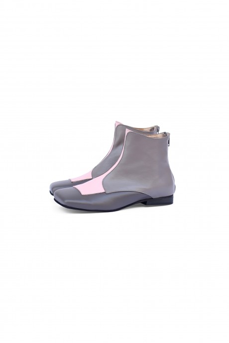 Flat square toe boots in gray and pink leather 